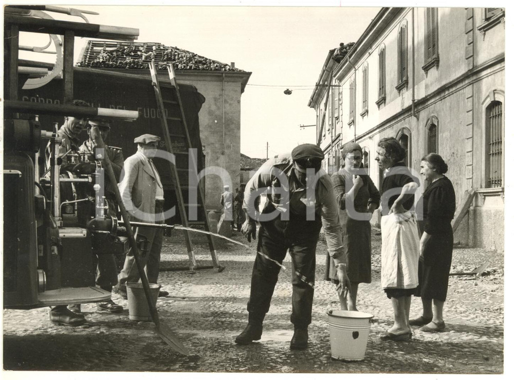 1957 ALLUVIONE BRONI (PV) Vigili del Fuoco distribuiscono l'acqua *Foto 18x13 cm