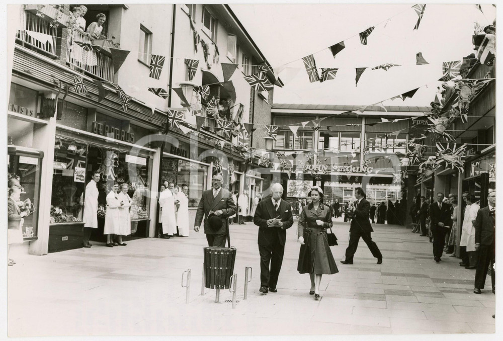 1958 CRAWLEY (SUSSEX) Queen Elizabeth along Broad Walk during her visit *Photo