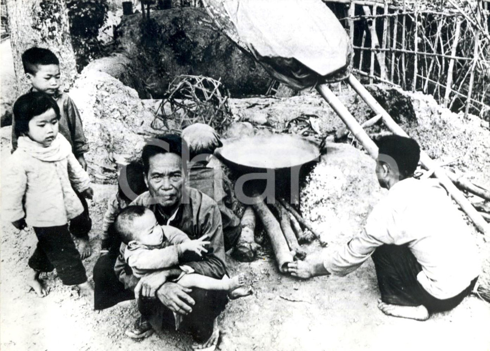 Fotografia d epoca originale 1971 TAN LAC Guerra del VIETNAM Cottura del salnitro per polvere da sparo Foto 1