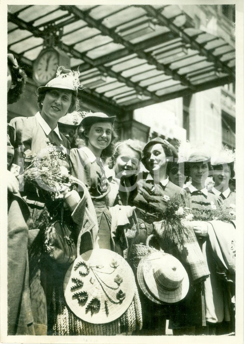 Fotografia d epoca originale 1939 MILANO Ragazze milanesi in partenza per CAPRI Fotografia 1