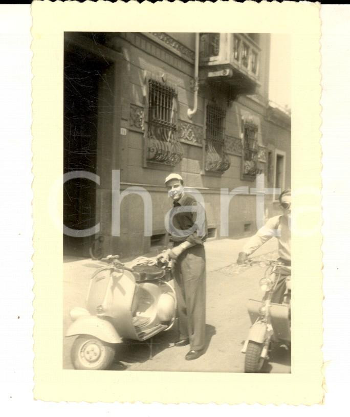 Fotografia d epoca originale 1960 ca AREA LOMBARDA Coppia di amici con scooter VESPA Foto VINTAGE 7x10 1