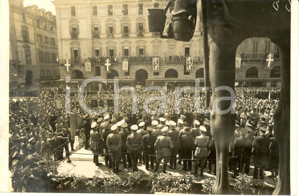 Fotografia d epoca originale 1940 TORINO Piazza CASTELLO Raduno Cavalieri d Italia  Bar PATRIA Fotografia 1