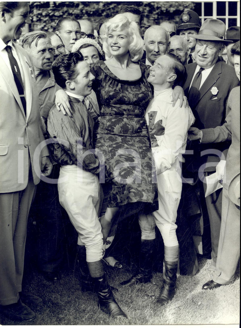 1959 ESHER (UK) Jayne MANSFIELD with jockeys of Sandown Park Racecourse *Photo