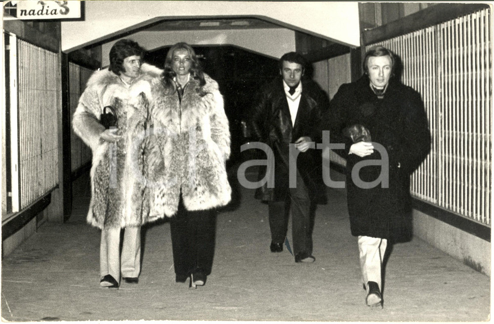 1970 ca GOSSIP Arrivo Barbara BOUCHET e Paolo PAZZAGLIA a una serata *Foto 30x20