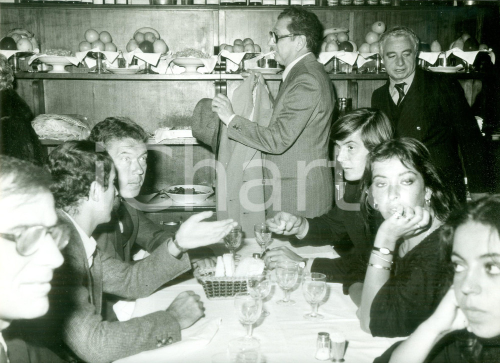Fotografia d epoca originale 1980 ca MILANO ? Tennis Adriano PANATTA a cena con Nicola PIETRANGELI 1