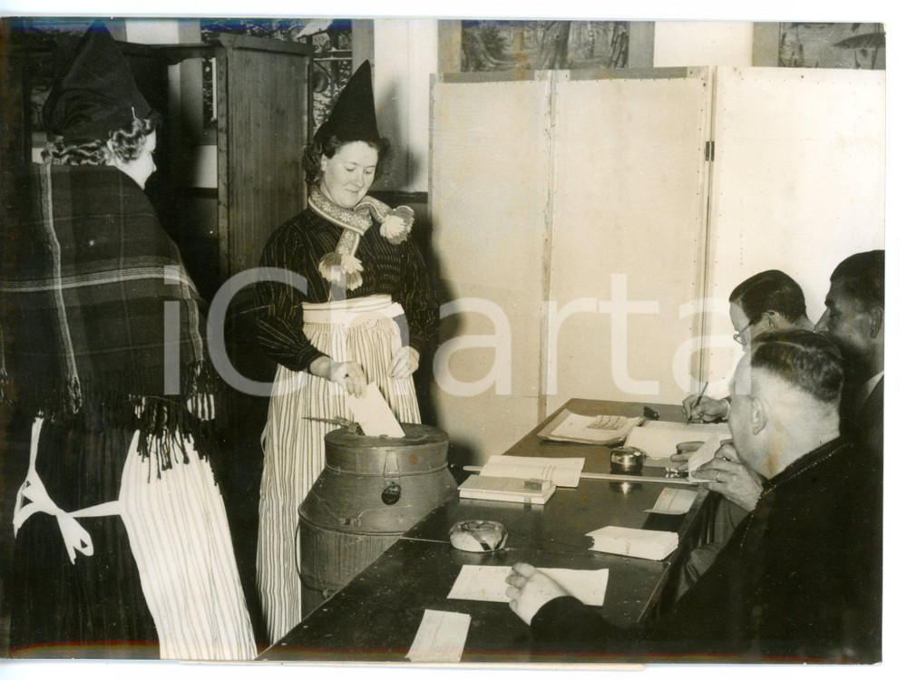 1956 OLANDA Elezioni - Contadine inseriscono scheda elettorale in botte di latte