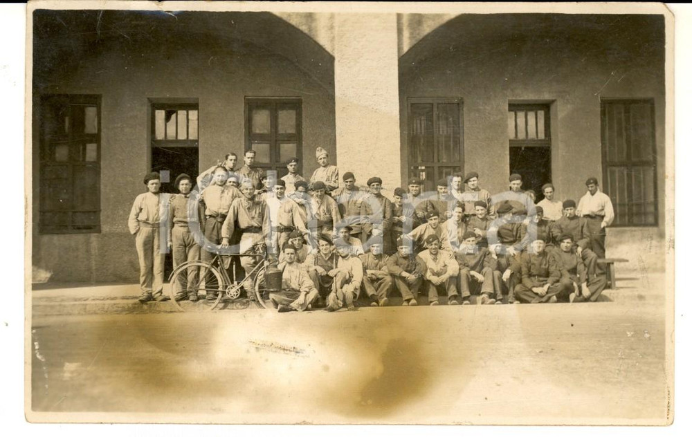 Fotografia d epoca originale 1915 ca WW1 FRANCE Group de chasseurs pose avec un vÃ©lo Photo carte postale 1