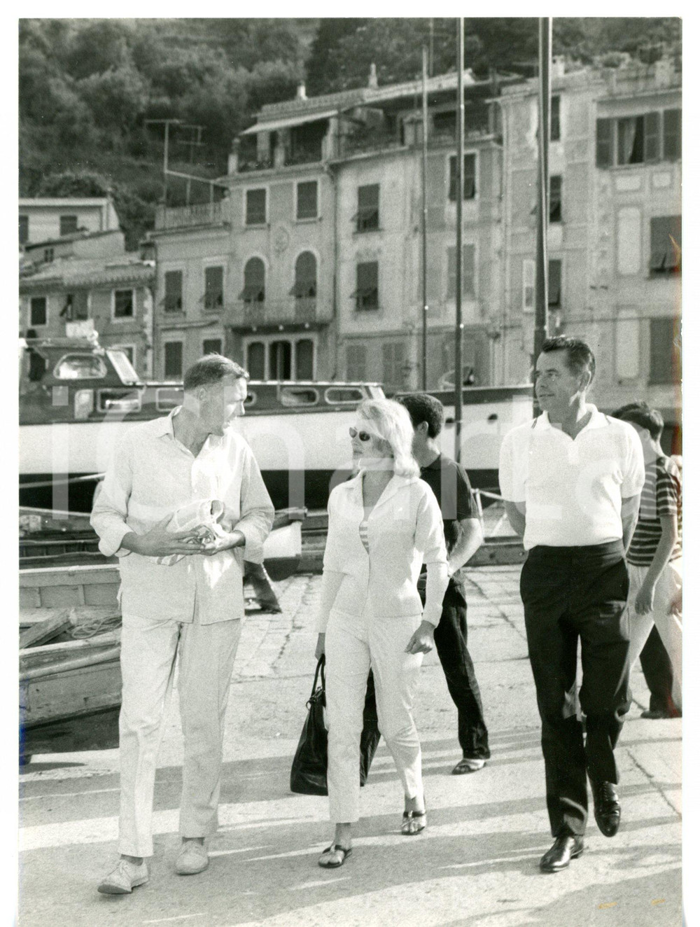 1962 PORTOFINO Glenn FORD e Hope LANGE a passeggio sul molo *Fotografia 13x18 cm Fotografia d'epoca con didascalia coeva al verso. CONDIZIONI: G (ma piccolo difetto di stampa)FORMATO: 13x18 cm     originale e autentica 1