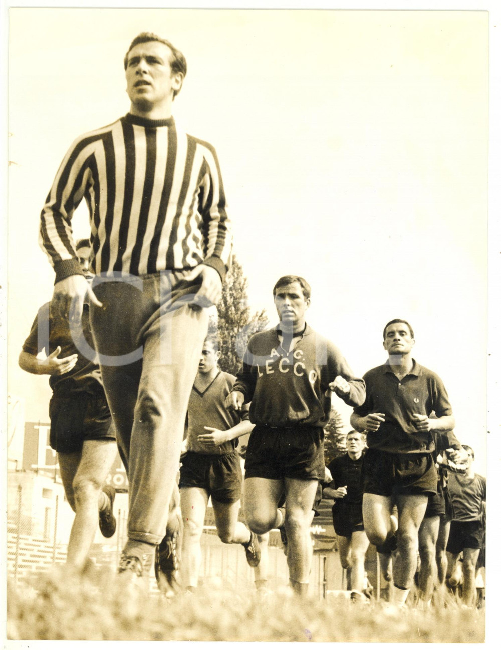 1966 CALCIO LECCO Saul MALATRASI in allenamento *Fotografia 18x24 cm  Fotografia d'epoca con didascalia coeva al verso.   CONDIZIONI: FAIR (lieve alone diffuso) FORMATO: 18x24 cm     originale e autentica 1
