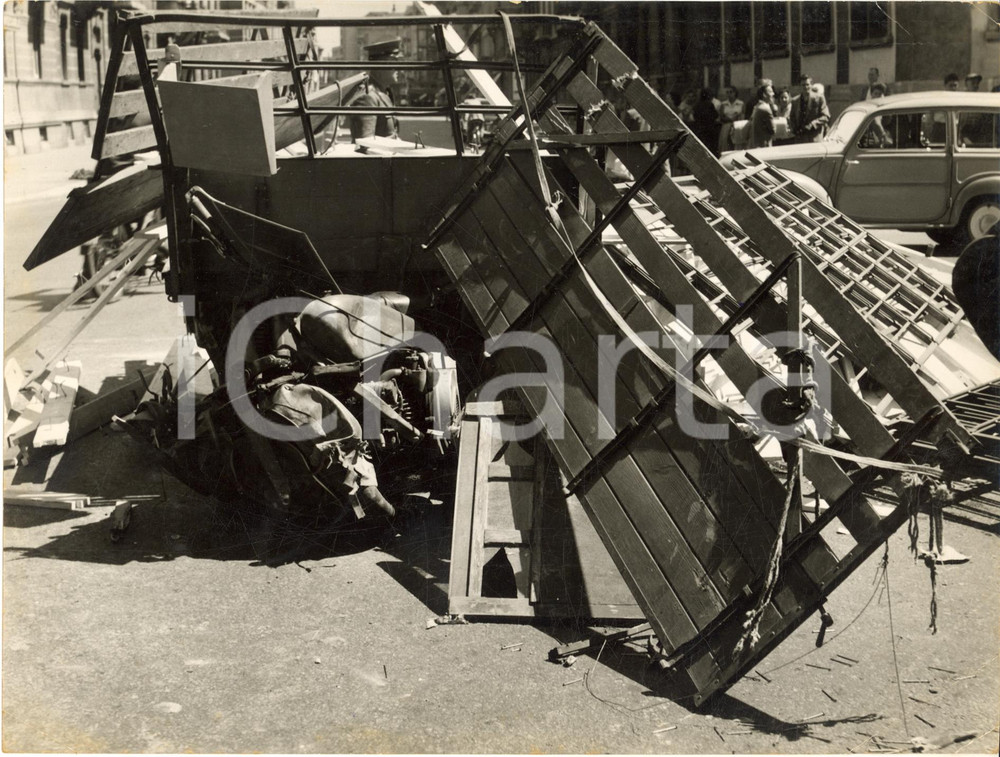 1960 ca MILANO Via VALAZZE - Incidente tra motocarro e autocisterna *Foto 24x18
