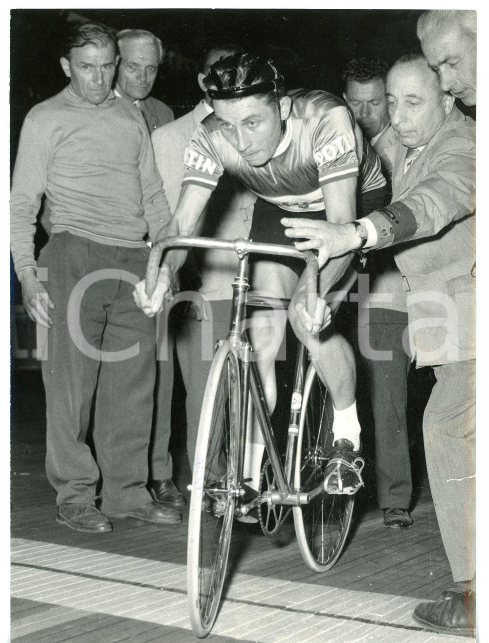 1956 MILANO Velodromo VIGORELLI Record dell'ora - Jacques ANQUETIL alla partenza Fotografia d'epoca con didascalia coeva.  CONDIZIONI: POOR (strappo di circa un centimetro al margine destro; piegatura al margine destro) FORMATO: 13x18 cm     originale e autentica 1