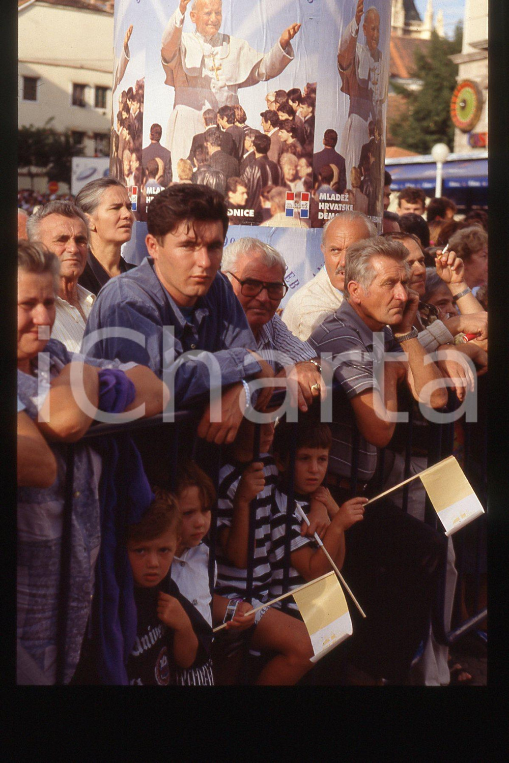 35mm vintage slide* 1994 ZAGREB Croatians waiting for GIOVANNI PAOLO II  Diapositiva d'epoca, in formato 35 mm.CONDIZIONI: GOODE' severamente vietata la riproduzione. Tutti i diritti sono riservati.Nella diapositiva ICharta mette in vendita, sul negozio eBay e in esclusiva sul sito "icharta" il proprio archivio composto da numerose diapositive e negativi fotografici d'epoca, tutti originali e autentici, che attraversano la storia del costume italiano tra gli la fine degli anni Sessanta e Novanta.Si tratta di uno sguardo inedito sull'attualit&agrave;, la politica, la vita quotidiana, il gossip e la cultura, che fotografa il cambiamento della nazione in quest'ultimo scorcio del XX secolo. Un'occasione unica per il mercato del collezionismo, che vede finalmente disponibile un archivio eccezionale per vastit&agrave;, tematiche e condizioni, in un settore (il negativo fotografico e la diapositiva) di assoluta novit&agrave; e dalle interessanti prospettive di investimento.  FAIR/discreto   originale e autentica 1