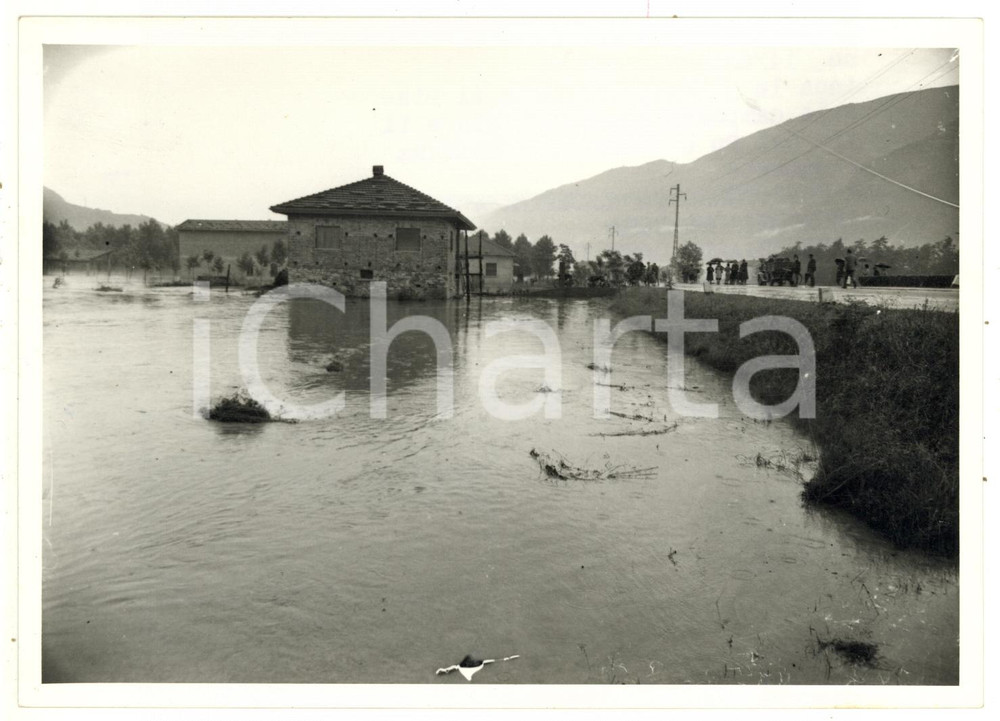 1957 ALLUVIONE VILLAR FOCCHIARDO Esondazione fiume Dora Riparia - Case isolate  Fotografia d'epoca con didascalia coeva.  CONDIZIONI: FAIR (sovraimpressioni) FORMATO: 18x13 cm     originale e autentica 1