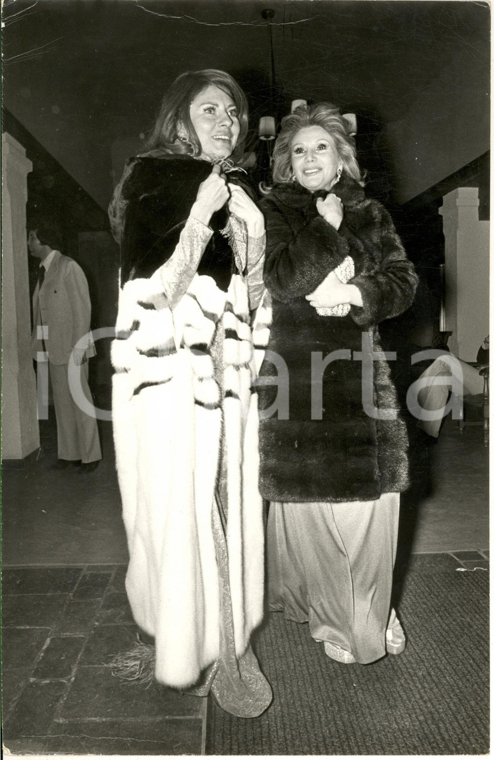 1970 ca COSTUME Principessa Soraya di Persia a un evento di gala (3) Foto 20x30