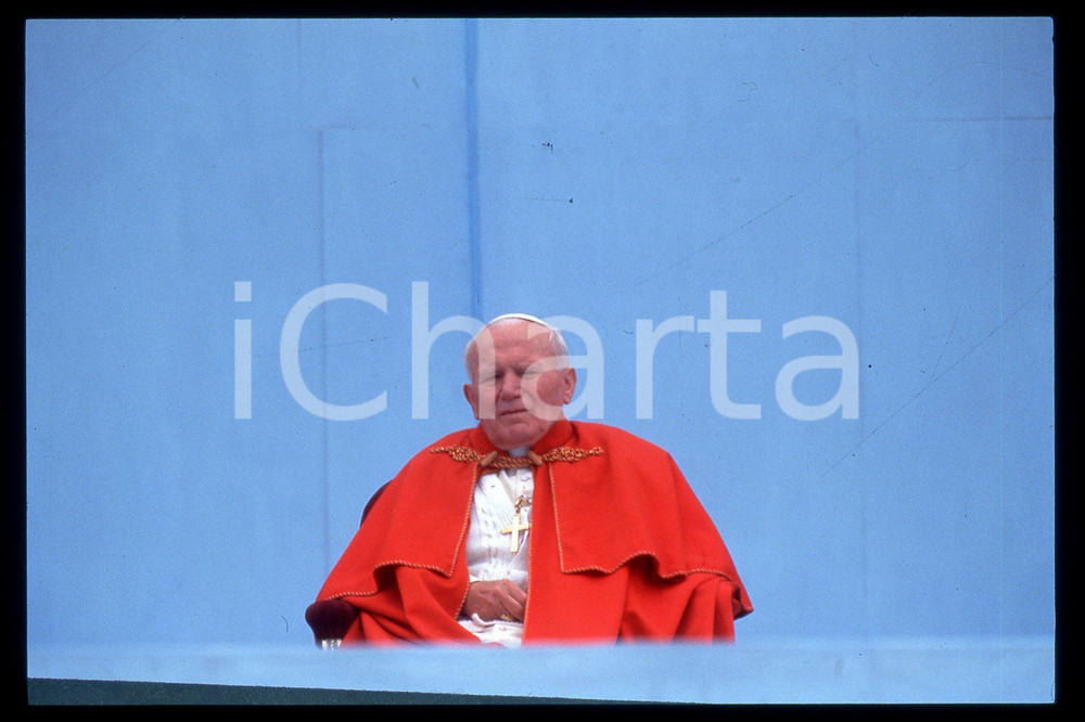 35mm vintage slide* 1995, Czechoslovakia, Olomouk, Giovanni Paolo II  Diapositiva d'epoca, in formato 35 mm.CONDIZIONI: GOODE' severamente vietata la riproduzione. Tutti i diritti sono riservati.Nella diapositiva ICharta mette in vendita, sul negozio eBay e in esclusiva sul sito "icharta" il proprio archivio composto da numerose diapositive e negativi fotografici d'epoca, tutti originali e autentici, che attraversano la storia del costume italiano tra gli la fine degli anni Sessanta e Novanta.Si tratta di uno sguardo inedito sull'attualit&agrave;, la politica, la vita quotidiana, il gossip e la cultura, che fotografa il cambiamento della nazione in quest'ultimo scorcio del XX secolo. Un'occasione unica per il mercato del collezionismo, che vede finalmente disponibile un archivio eccezionale per vastit&agrave;, tematiche e condizioni, in un settore (il negativo fotografico e la diapositiva) di assoluta novit&agrave; e dalle interessanti prospettive di investimento.  FAIR/discreto   originale e autentica 1
