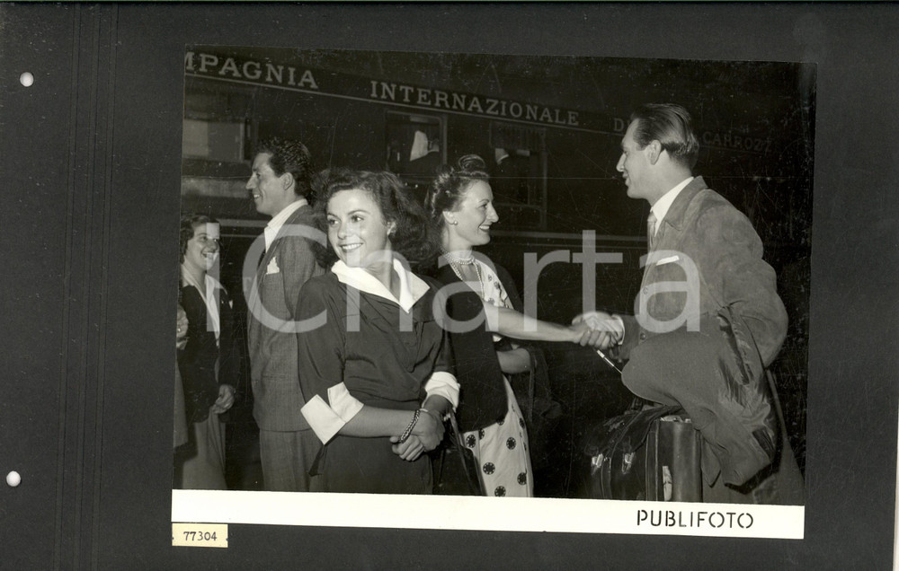 1950 MILANO TOURNEE TEATRO ALLA SCALA Artisti in partenza per Londra *Foto Fotografia d'epoca, montata su cartoncino morbido.La fotografia &egrave; relativa alla tourn&eacute;e del Teatro alla Scala al Covent Garden di Londra, svoltasi nel settembre 1950.CONDIZIONI: G (fori da classificatore al margine sinistro del cartoncino)FORMATO: 35x25 cm      originale e autentica 1