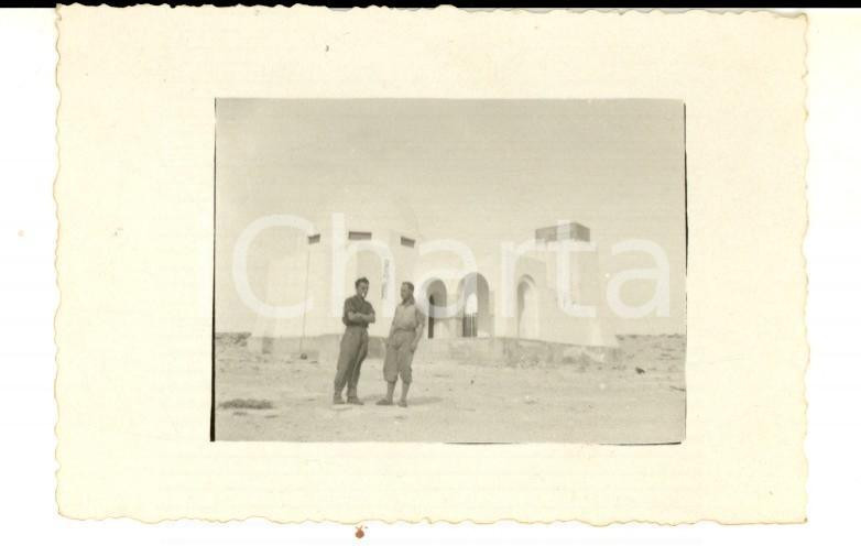 Fotografia d epoca originale 1941 WW2 UMM ER RZEM LIBIA Militari italiani con moschea nel deserto Foto 8x6 1
