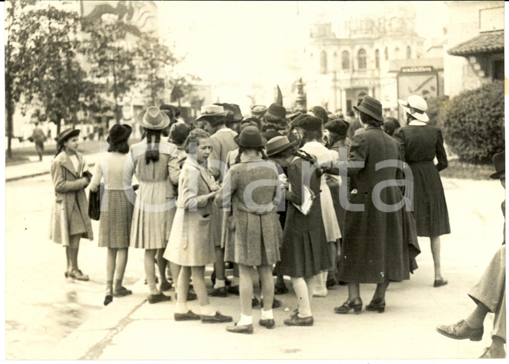Fotografia d epoca originale 1939 MILANO Giovani ragazze visitano FIERA CAMPIONARIA Fotografia 1