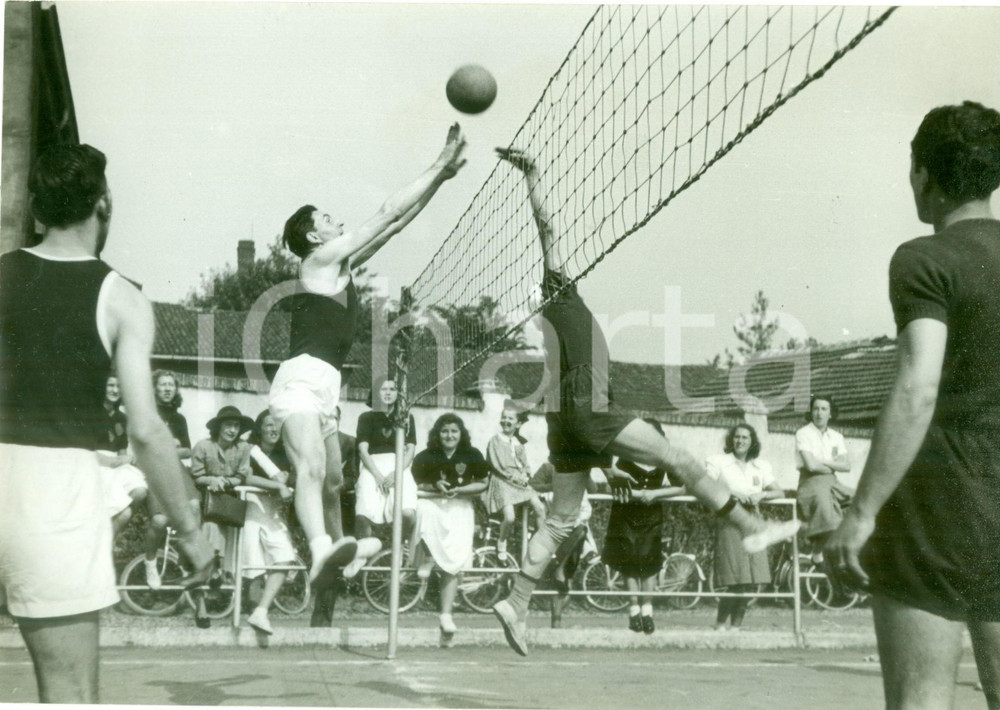 Fotografia d epoca originale 1940 ca SPORT Partita di pallavolo maschile Azione sotto rete Fotografia 1
