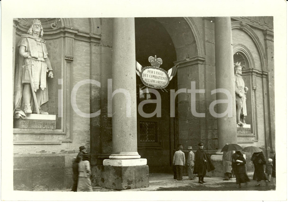 Fotografia d epoca originale 1935 NAPOLI Portone Palazzo REALE pubblicizza doni per figli combattenti Foto 1