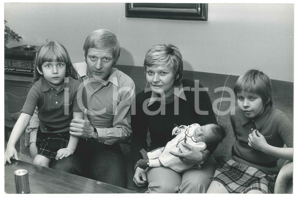 Fotografia d epoca originale 1970 ca CALCIO MILAN KarlHeinz SCHNELLINGER con moglie e figli  Foto 30x20 2 1
