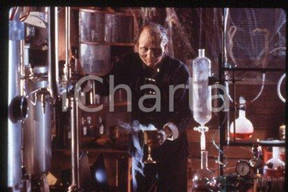 35mm vintage slide* 1989 CINEMA - "THE VINEYARD", James HONG, Michael WONG (8)  Diapositiva d'epoca, in formato 35 mm.CONDIZIONI: GOODE' severamente vietata la riproduzione. Tutti i diritti sono riservati.Nella diapositiva ICharta mette in vendita, sul negozio eBay e in esclusiva sul sito "icharta" il proprio archivio composto da numerose diapositive e negativi fotografici d'epoca, tutti originali e autentici, che attraversano la storia del costume italiano tra gli la fine degli anni Sessanta e Novanta.Si tratta di uno sguardo inedito sull'attualit&agrave;, la politica, la vita quotidiana, il gossip e la cultura, che fotografa il cambiamento della nazione in quest'ultimo scorcio del XX secolo. Un'occasione unica per il mercato del collezionismo, che vede finalmente disponibile un archivio eccezionale per vastit&agrave;, tematiche e condizioni, in un settore (il negativo fotografico e la diapositiva) di assoluta novit&agrave; e dalle interessanti prospettive di investimento. GOOD/buono   originale e autentica 1