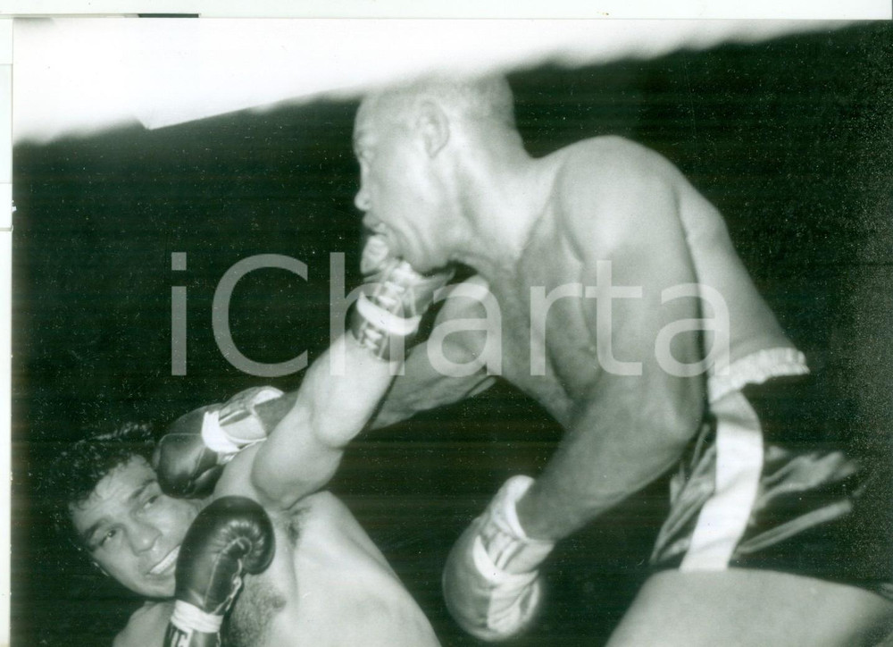Fotografia d epoca originale 1962 MILANO PUGILATO Duilio LOI mette al tappeto Ike VAUGHN Foto 18x13 1