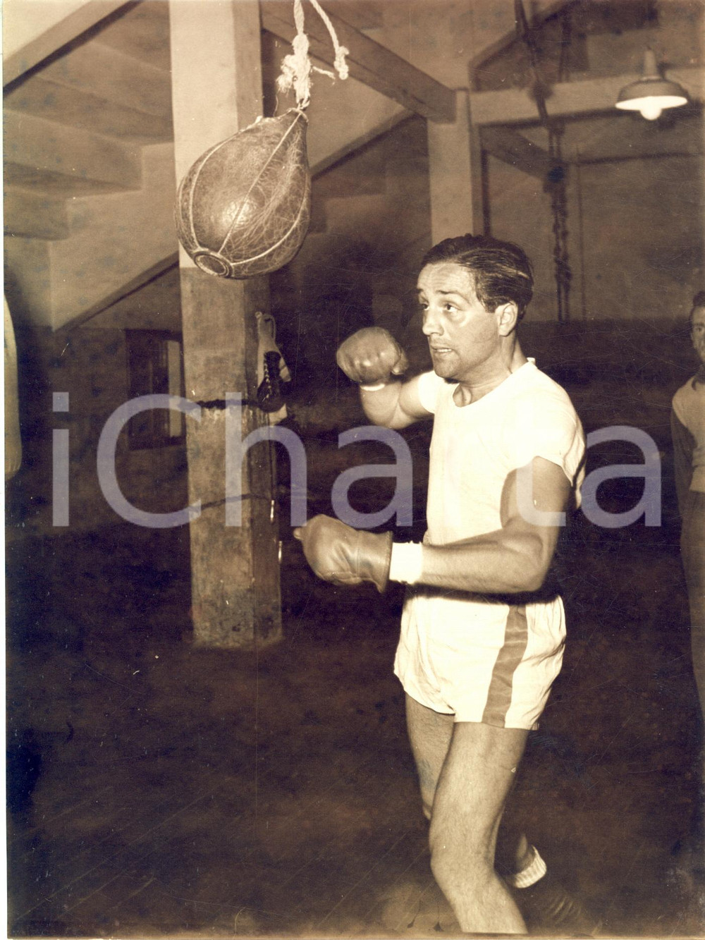 1955 ca GENOVA Pugile Aureliano BOLOGNESI in allenamento (2) *Foto 18x24 cm Fotografia d'epoca, con didascalia coeva al verso.  CONDIZIONI: FAIR (bruniture) FORMATO: 18x24 cm    originale e autentica 1