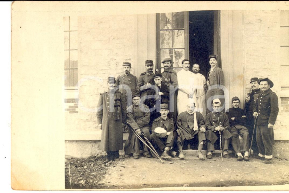 Fotografia d epoca originale 1915 ca WW1 FRANCE Medici con soldati feriti all ospedale militare Foto FP 1