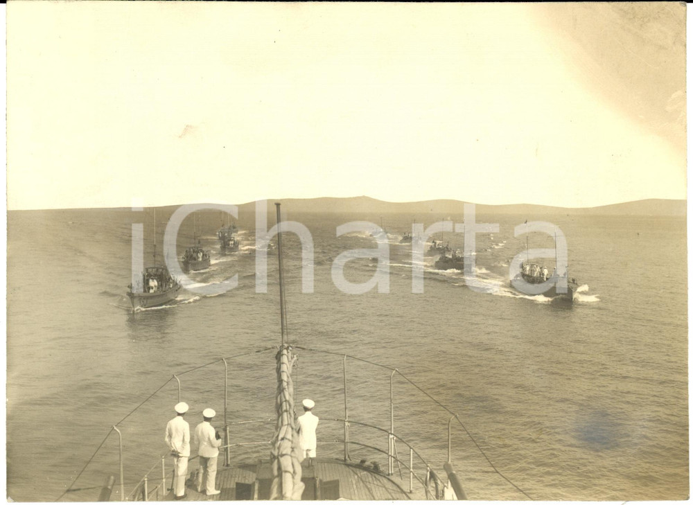 Fotografia d epoca originale 1935 ca MARINA DA GUERRA Flottiglia M.A.S. in formazione con motonave SORRENTO 1