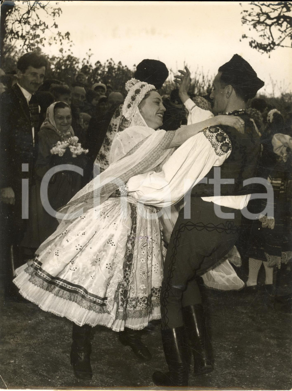 1957 CHENNEVIERES-SUR-MARNE (F) Wedding of Hungarian dancers *Photo 18x24 Fotografia d'epoca con didascalia coeva al verso.  CONDIZIONI: G (ma alone al margine superiore)FORMATO: 18x24 cm     originale e autentica 1