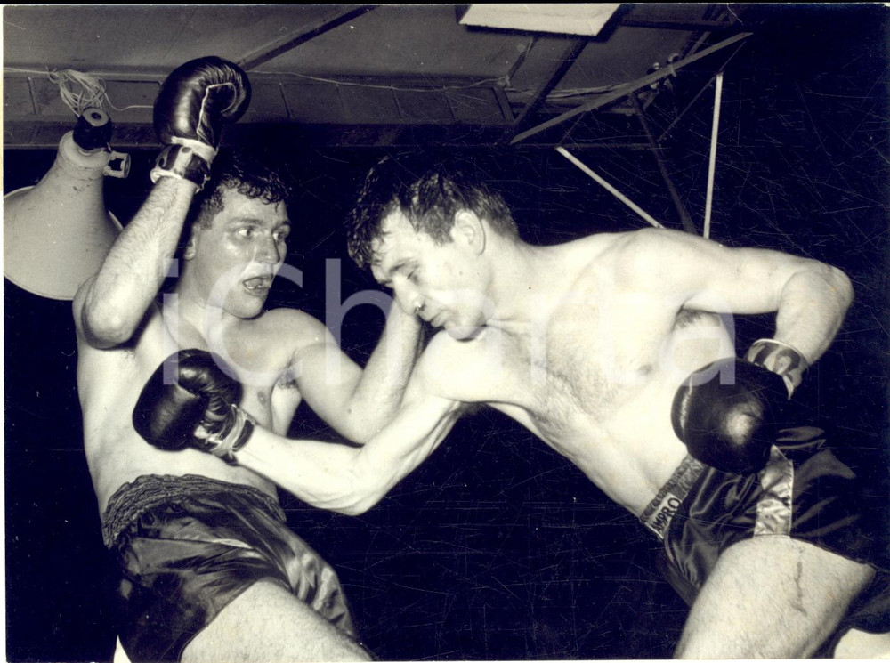 1957 BOXE ROMA Foro Italico - Emilio MARCONI vs Peter WATERMAN - Foto 18x13 Fotografia d'epoca, con didascalia coeva al verso.  CONDIZIONI: G (ma sovraimpressione circolare) FORMATO: 18x13 cm    originale e autentica 1