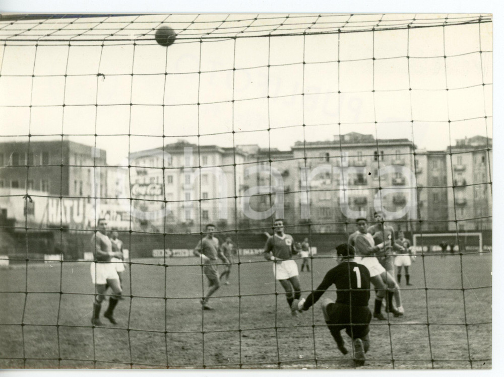 1960 NAPOLI CALCIO Allenamento NAZIONALE SVIZZERA - Azione in area di rigore Fotografia d'epoca con didascalia coeva.  CONDIZIONI: FAIR (bassa qualit&agrave; di stampa) FORMATO: 18x13 cm     originale e autentica 1