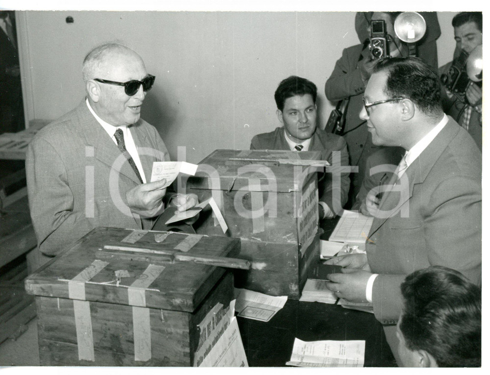 1956 ROMA Leader PSI Pietro NENNI alle urne *Foto 18x13 cm Fotografia d'epoca con didascalia coeva al verso. CONDIZIONI: G (ma lievi difetti di stampa)FORMATO: 18x13 cm     originale e autentica 1