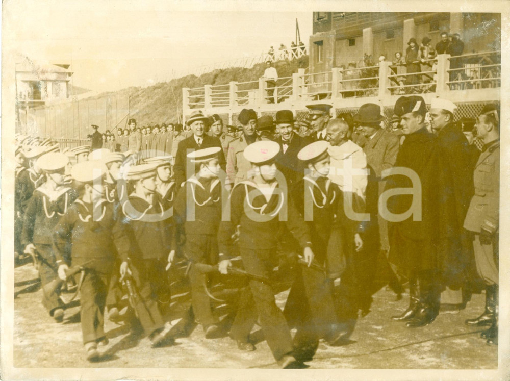 Fotografia d epoca originale 1931 ROMA Mahatma GANDHI assiste a sfilata marinaretti ONB  Foto DANNEGGIATA 1