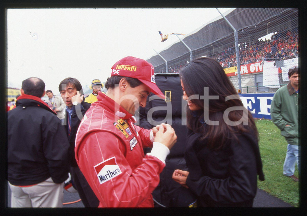 35mm vintage slide* 1995 GP SAN MARINO Jean ALESI con Kumiko GOTO (47)