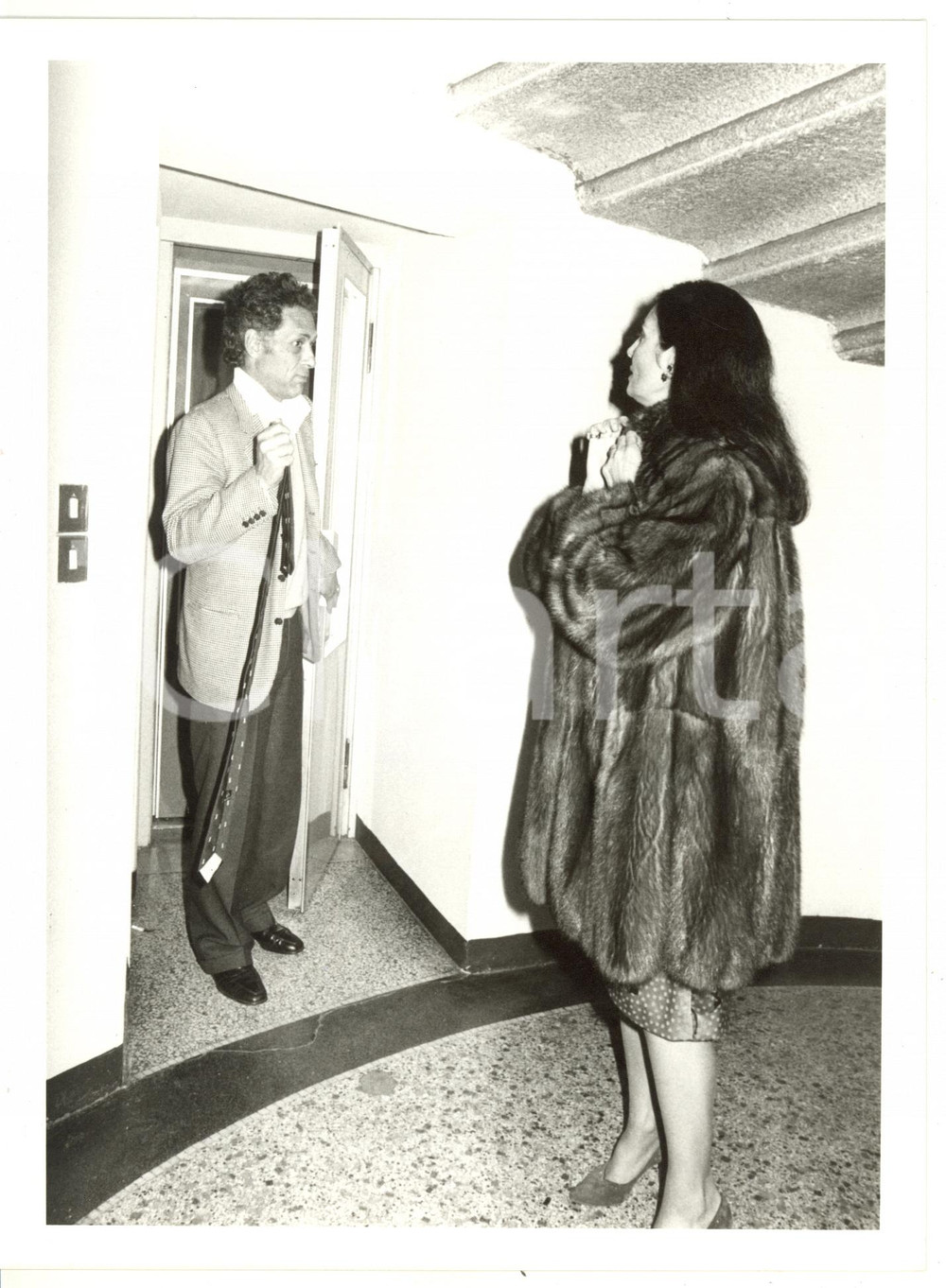 1985 ca MILANO Giorgio FALCK con la moglie Rosanna SCHIAFFINO - Foto 18x24 cm