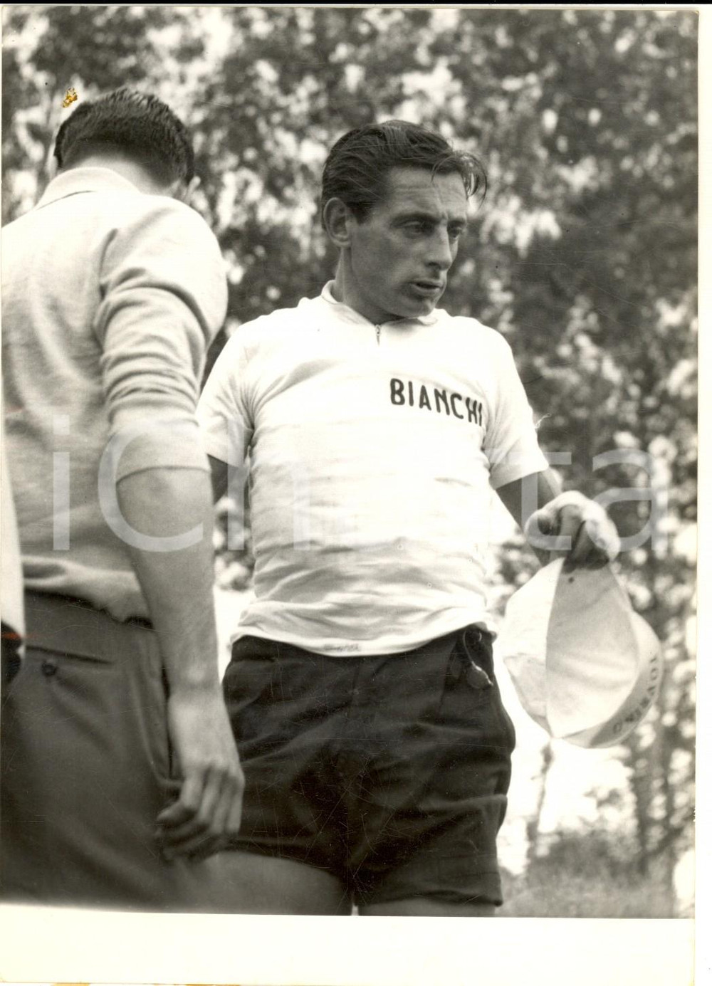 1954 CICLISMO GENOVA-MILANO Fausto COPPI dopo incidente in allenamento FOTO Fotografia d'epoca con didascalia coeva al verso. CONDIZIONI: FAIR (ondulazione e lieve sovraimpressione)FORMATO: 13x18 cm     originale e autentica 1
