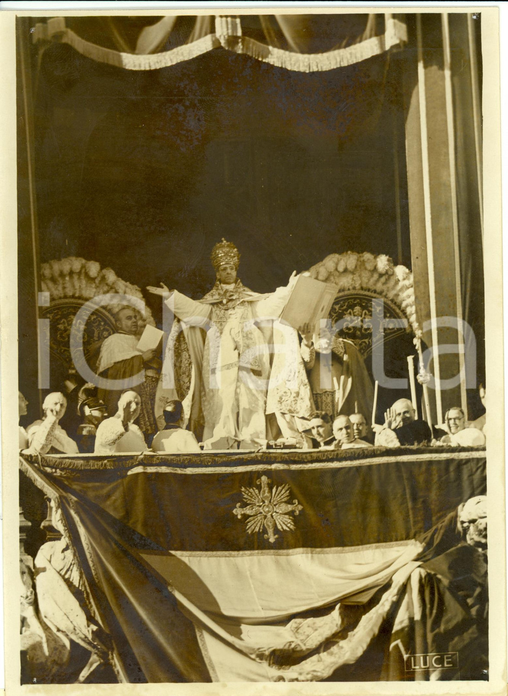 Fotografia d epoca originale 1939 ROMA Papa PIO XII benedice fedeli da loggia basilica SANTA MARIA MAGGIORE 1