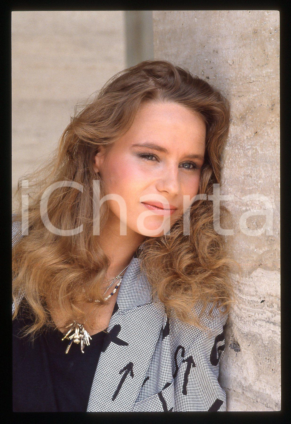 35mm vintage slide* 1985 ca CANNES (?) Marie Theres KROETZ-RELIN Ritratto (5)  Diapositiva d'epoca, in formato 35 mm.CONDIZIONI: GOODTutti i diritti riservati.E' severamente vietata la riproduzione. ICharta mette in vendita, sul negozio eBay e in esclusiva sul sito "icharta" il proprio archivio composto da numerose diapositive e negativi fotografici d'epoca, tutti originali e autentici, che attraversano la storia del costume italiano tra gli la fine degli anni Sessanta e Novanta.Si tratta di uno sguardo inedito sull'attualit&agrave;, la politica, la vita quotidiana, il gossip e la cultura, che fotografa il cambiamento della nazione in quest'ultimo scorcio del XX secolo. Un'occasione unica per il mercato del collezionismo, che vede finalmente disponibile un archivio eccezionale per vastit&agrave;, tematiche e condizioni, in un settore (il negativo fotografico e la diapositiva) di assoluta novit&agrave; e dalle interessanti prospettive di investimento.  originale e autentica 1