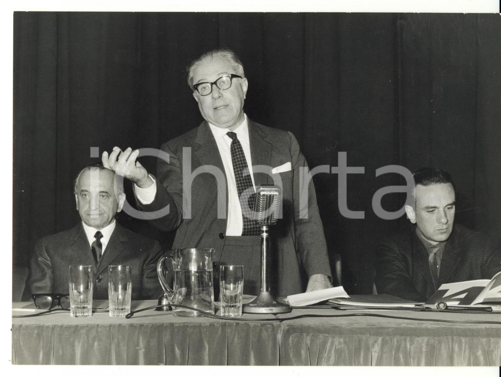 1968 MILANO Dino GENTILI presidente Triennale durante conferenza stampa *Foto