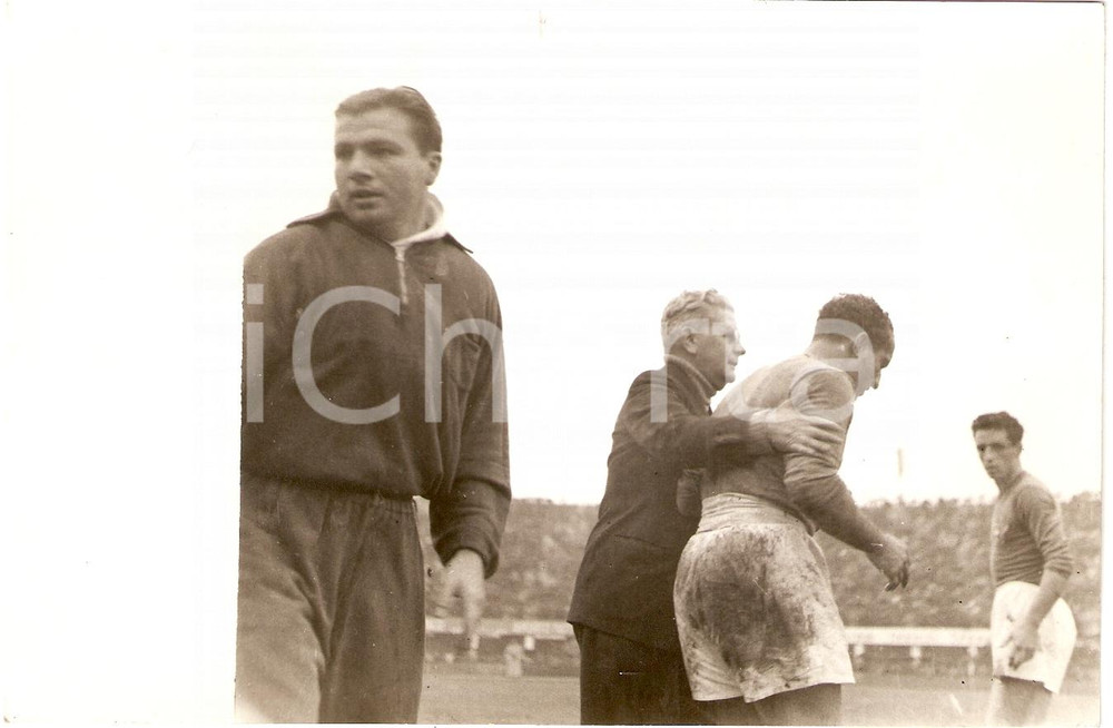 Fotografia d epoca originale 1938 BOLOGNA Calcio ITALIA vs SVIZZERA Vittorio POZZO esorta Miguel ANDREOLO 1