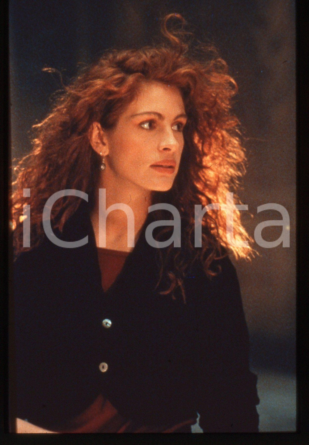35mm vintage slide* 1991 CINEMA Julia ROBERTS Ritratto dell'attrice (2) Diapositiva d'epoca, in formato 35 mm. CONDIZIONI: GOODE' severamente vietata la riproduzione. Tutti i diritti sono riservati. ICharta mette in vendita, sul negozio eBay e in esclusiva sul sito "icharta" il proprio archivio composto da numerose diapositive e negativi fotografici d'epoca, tutti originali e autentici, che attraversano la storia del costume italiano tra gli la fine degli anni Sessanta e Novanta.Si tratta di uno sguardo inedito sull'attualit&agrave;, la politica, la vita quotidiana, il gossip e la cultura, che fotografa il cambiamento della nazione in quest'ultimo scorcio del XX secolo. Un'occasione unica per il mercato del collezionismo, che vede finalmente disponibile un archivio eccezionale per vastit&agrave;, tematiche e condizioni, in un settore (il negativo fotografico e la diapositiva) di assoluta novit&agrave; e dalle interessanti prospettive di investimento.  originale e autentica 1