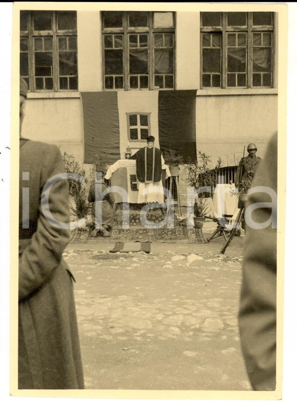 Fotografia d epoca originale 1940 ca REGIO ESERCITO Messa nel cortile di una caserma  Foto 11x15 cm 1