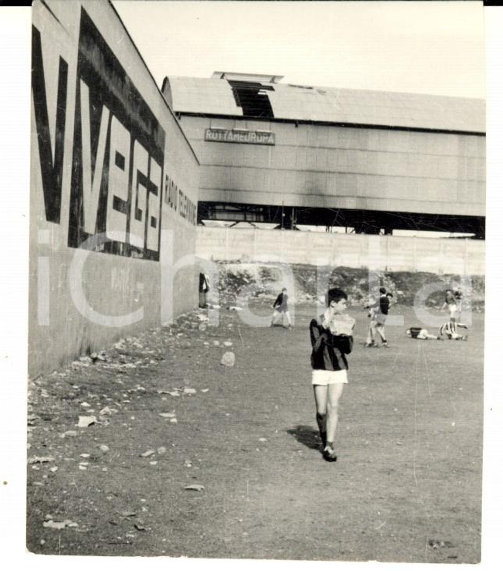 Fotografia d epoca originale 1960 ca MILANO LAMBRATE Ragazzi al campo di via PREDIL Foto ARTISTICA 8x9 1