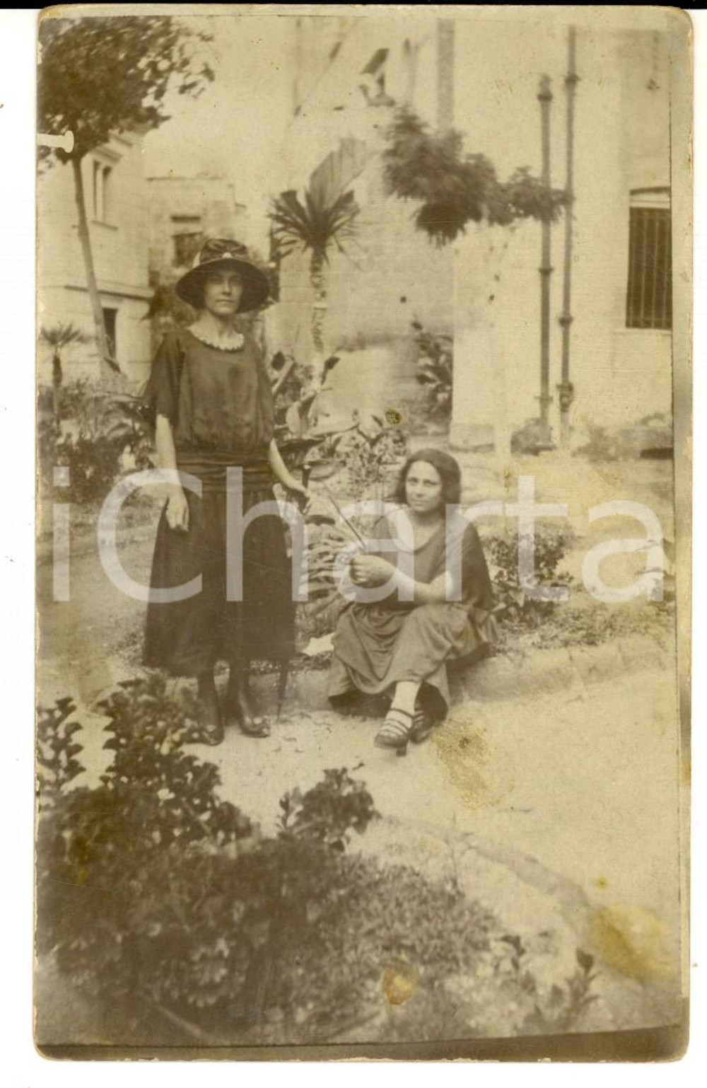 Fotografia d epoca originale 1920 ca LIGURIA ? Ritratto di due giovani donne in un cortile Foto VINTAGE 1