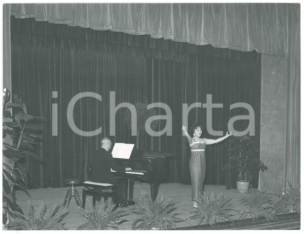 Fotografia d epoca originale 1968 LIRICA MILANO Soprano Chitose MATSUMOTO in concerto  Foto 24x18 cm 1
