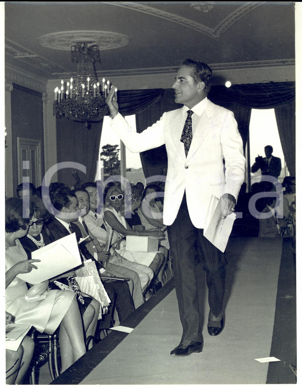 1960 ca ROMA ALTA MODA Rossano BRAZZI modello per il sarto TESTA *Foto 18x24 cm  Fotografia d'epoca con didascalia al verso.CONDIZIONI: G (ma minima macchia di inchiostro)    originale e autentica 1