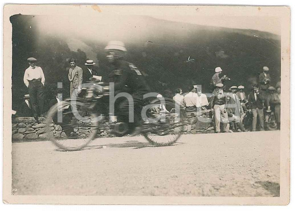 1920 ca ITALIA - MOTOCICLISMO Pilota durante la gara - Foto 8x6 cm Fotografia d'epoca.  VERY POOR/gravemente danneggiato Piegatura centrale, graffi al recto, piccole macchie diffuse Formato: 8x6 cm originale e autentica 1