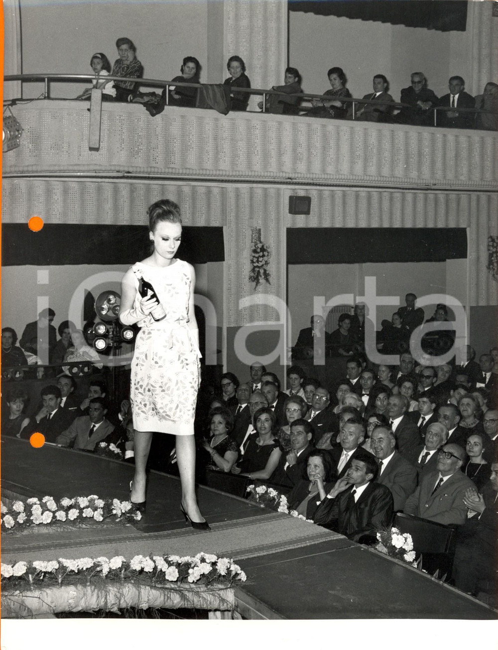 Fotografia d epoca originale 1960 ca MILANO MODA Modella sfila con abito a fiori e bottiglia di liquore 1
